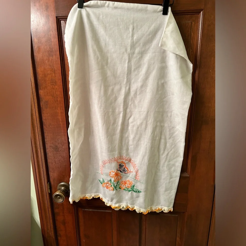 VTG Butterfly embroidered pillow case with crochet edge. Queen size - Picture 2 of 6